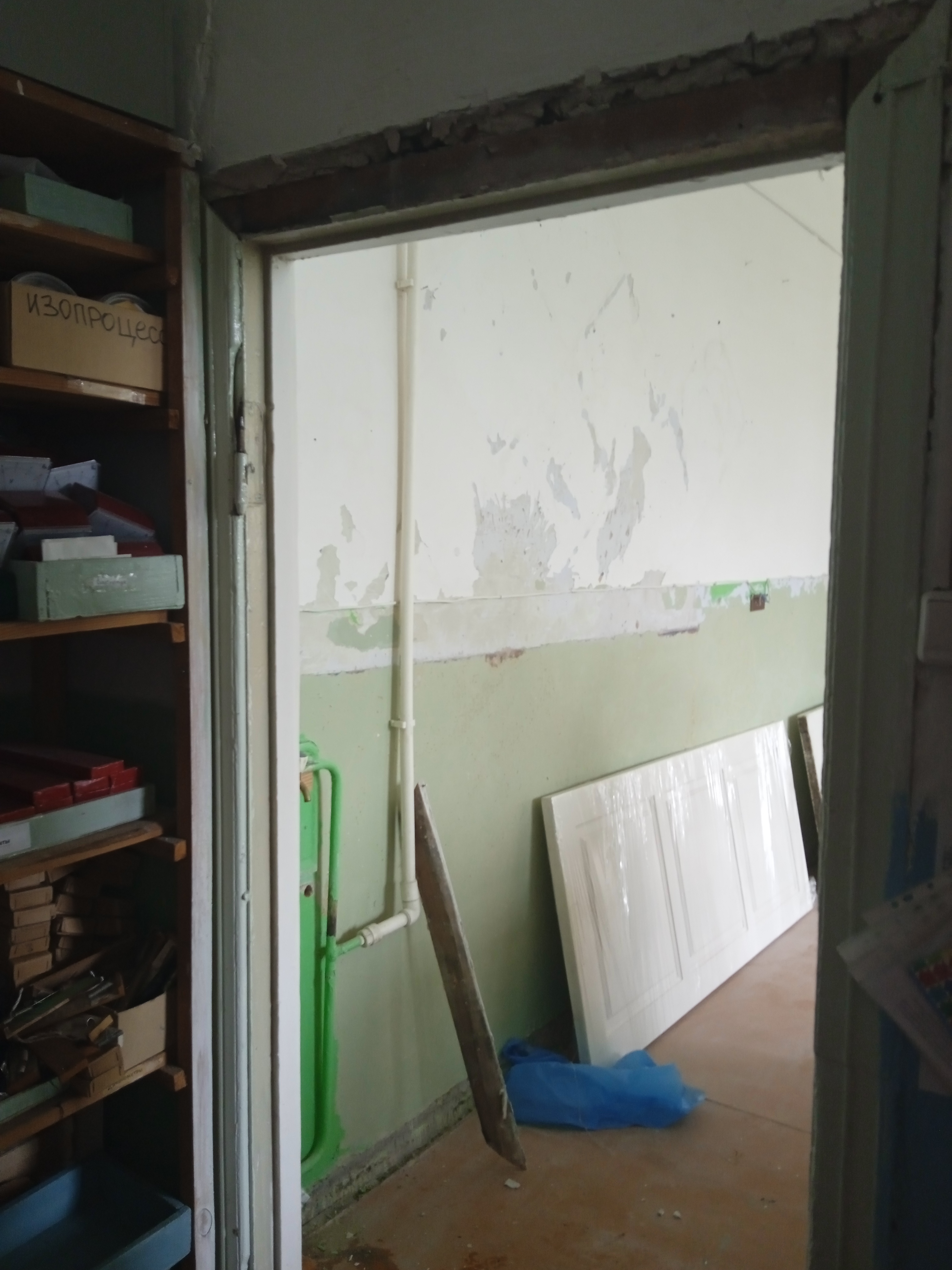 Удалена старая дверь в лаборантскую кабинета физики