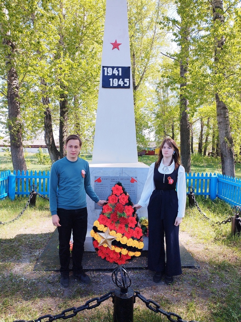 Возложение цветов к обелиску.