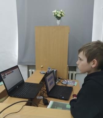 Пятиклассники учатся работать с цифровыми датчиками.