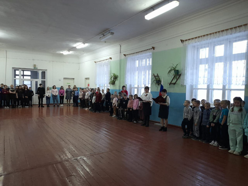 Торжественная школьная линейка к 80-летию победы в Сталинградской битве.